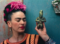 Frida Kahlo, símbolo de la cultura mexicana, en retrato íntimo según muestra